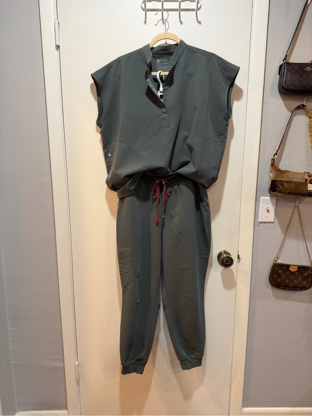 FIGS Women's Olive Green scrub set